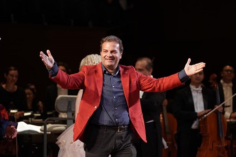 Enrico Castiglione in trionfo a Hong Kong