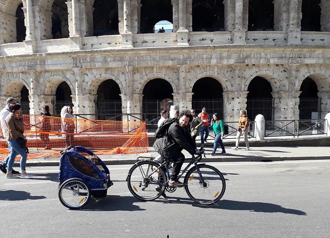 ciclista che trasporta le figlie