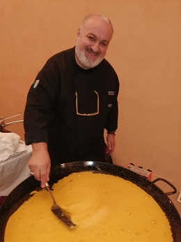 chef Antonio Bedini che prepara fritatta di 300 uova