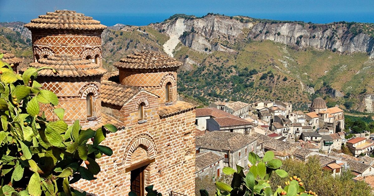 Calabria, la nuova stagione del viaggio passa da cammini, ciclovie e borghi
