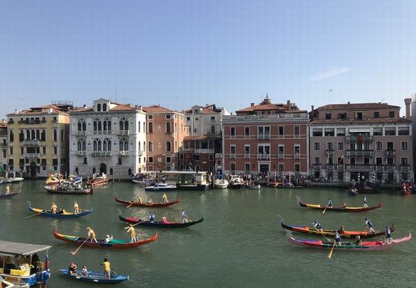 La Regata Storica in Canal Grade a Venezia imbarcazioni di voga veneta di mille colori nella prima domenica di settembre